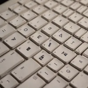 Jak zrobić dużą literę na klawiaturze? Prosty trik